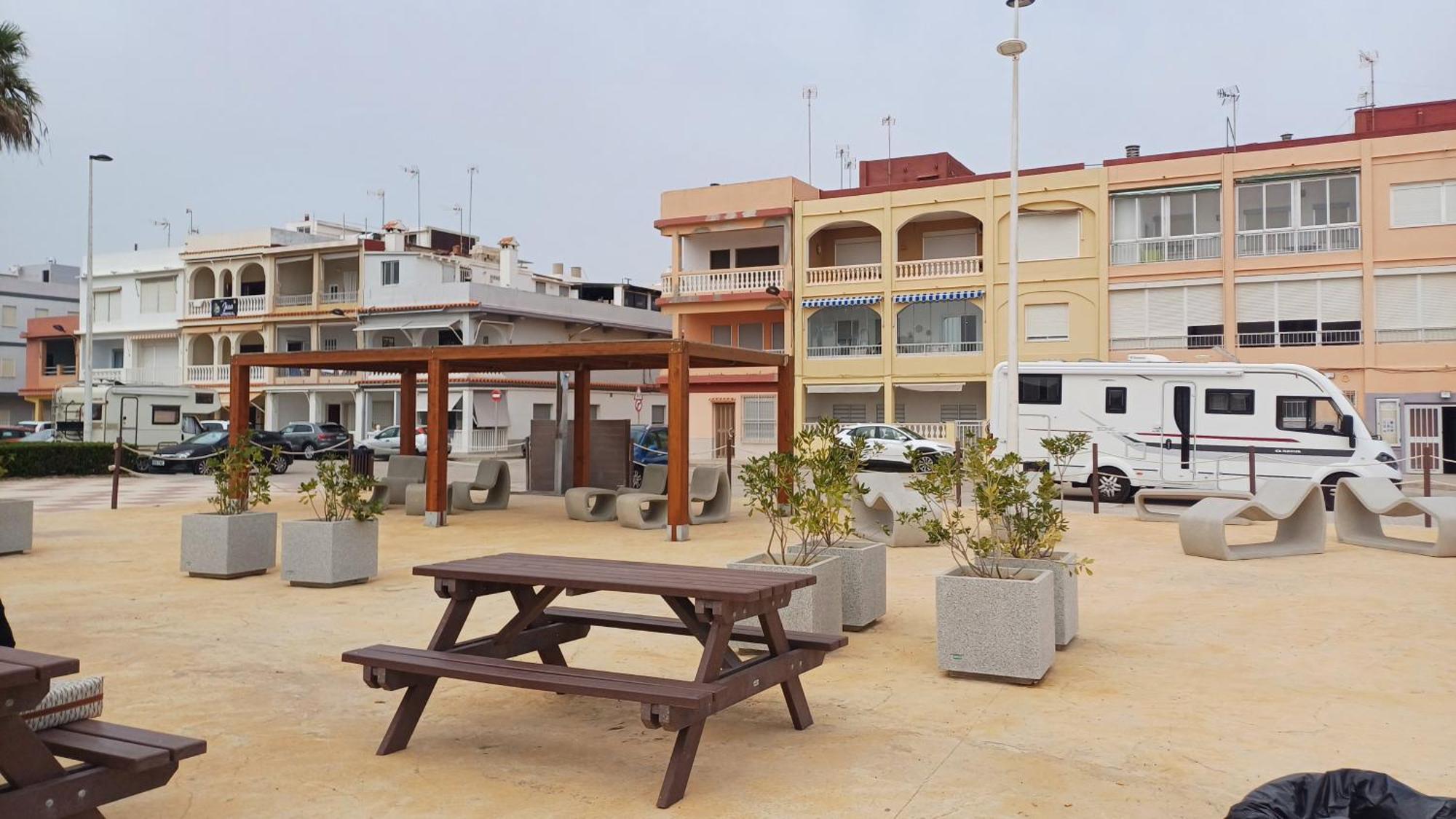 Adosado/casa Con Terraza Y Buhardilla. Playa El Perello (Valencia)