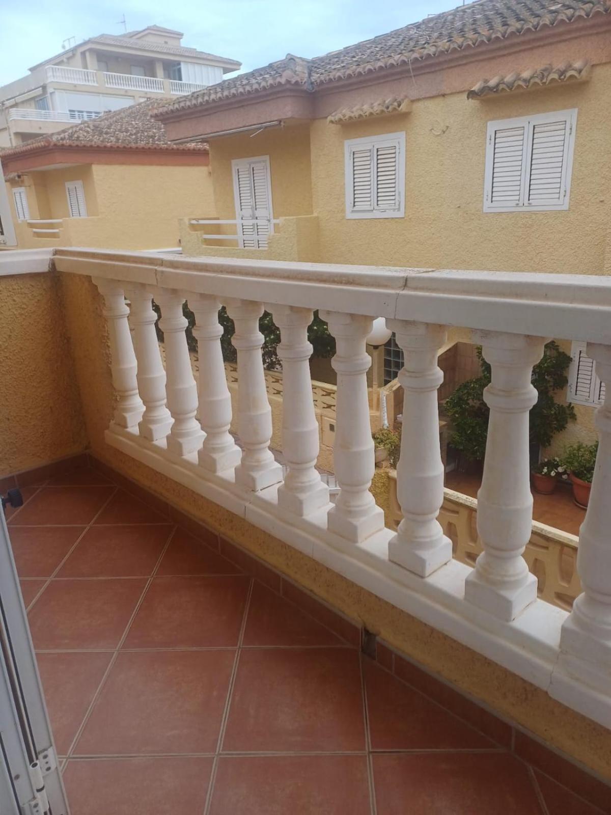 Adosado/casa Con Terraza Y Buhardilla. Playa El